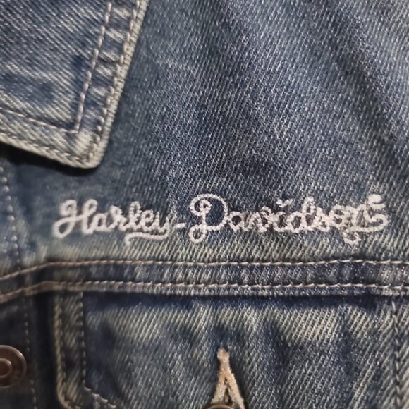 New Harley Davidson Motorcycle Denim Jean Jacket Women’s Size SMALL Logo On Back - Picture 2 of 4